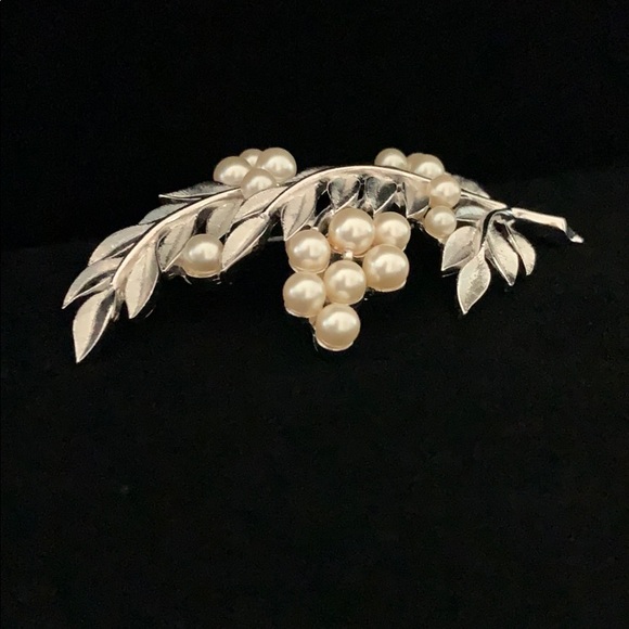 Mid Century Vintage Crown Trifari brooch - Picture 7 of 7